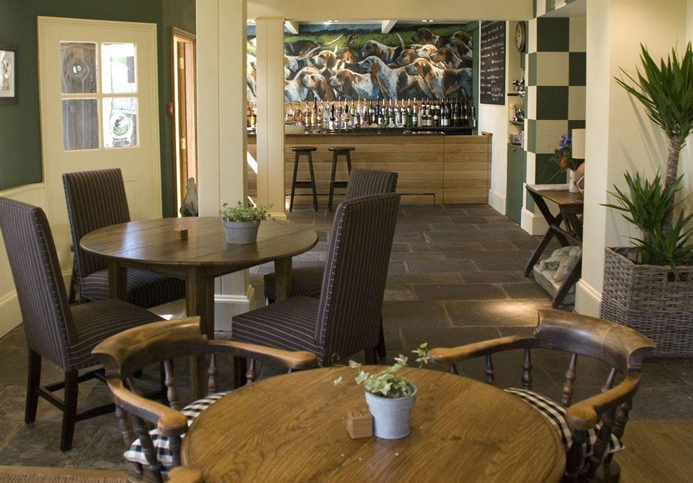 The Hare & Hounds Hotel Тетбері Ресторан фото