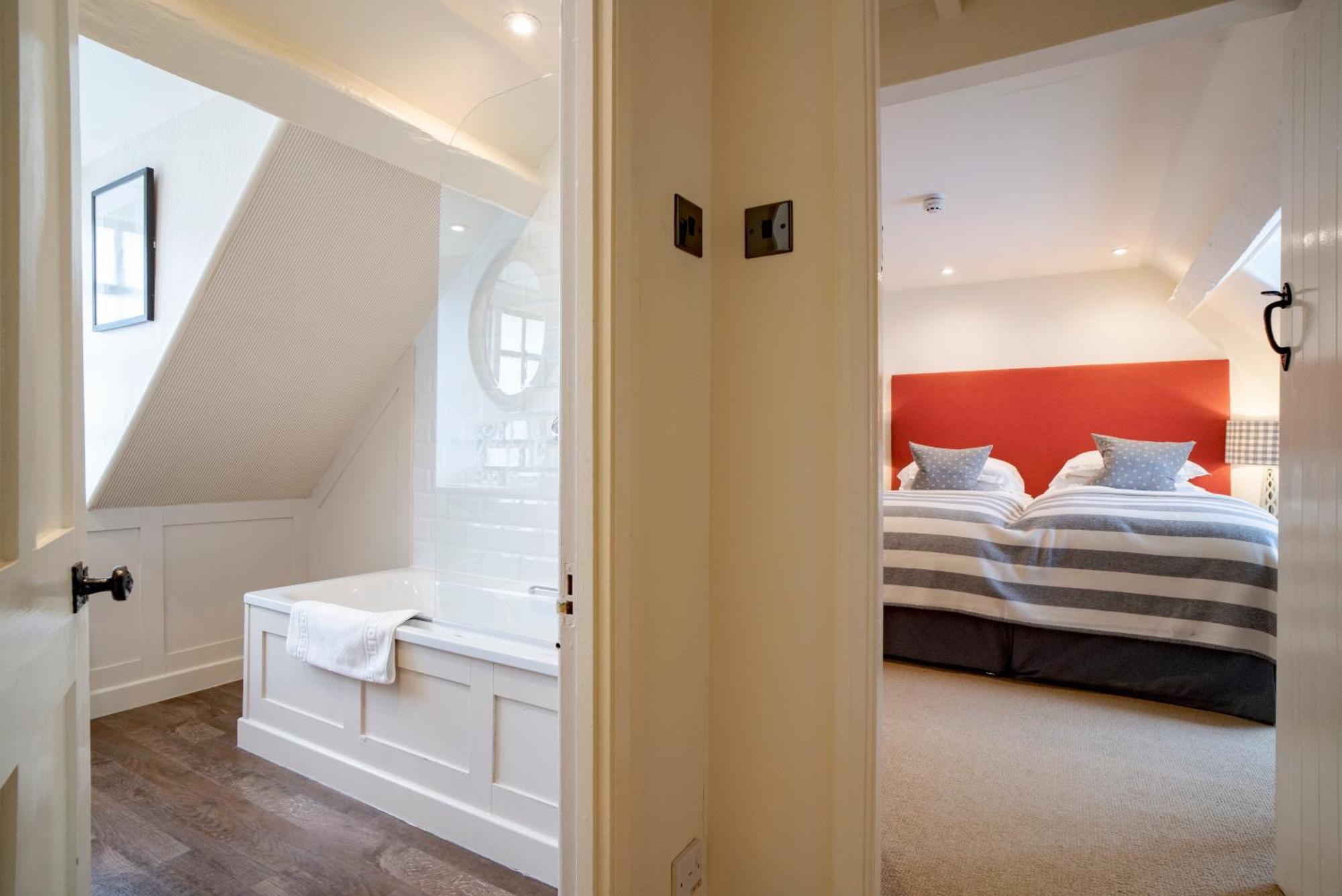 The Hare & Hounds Hotel Тетбері Номер фото