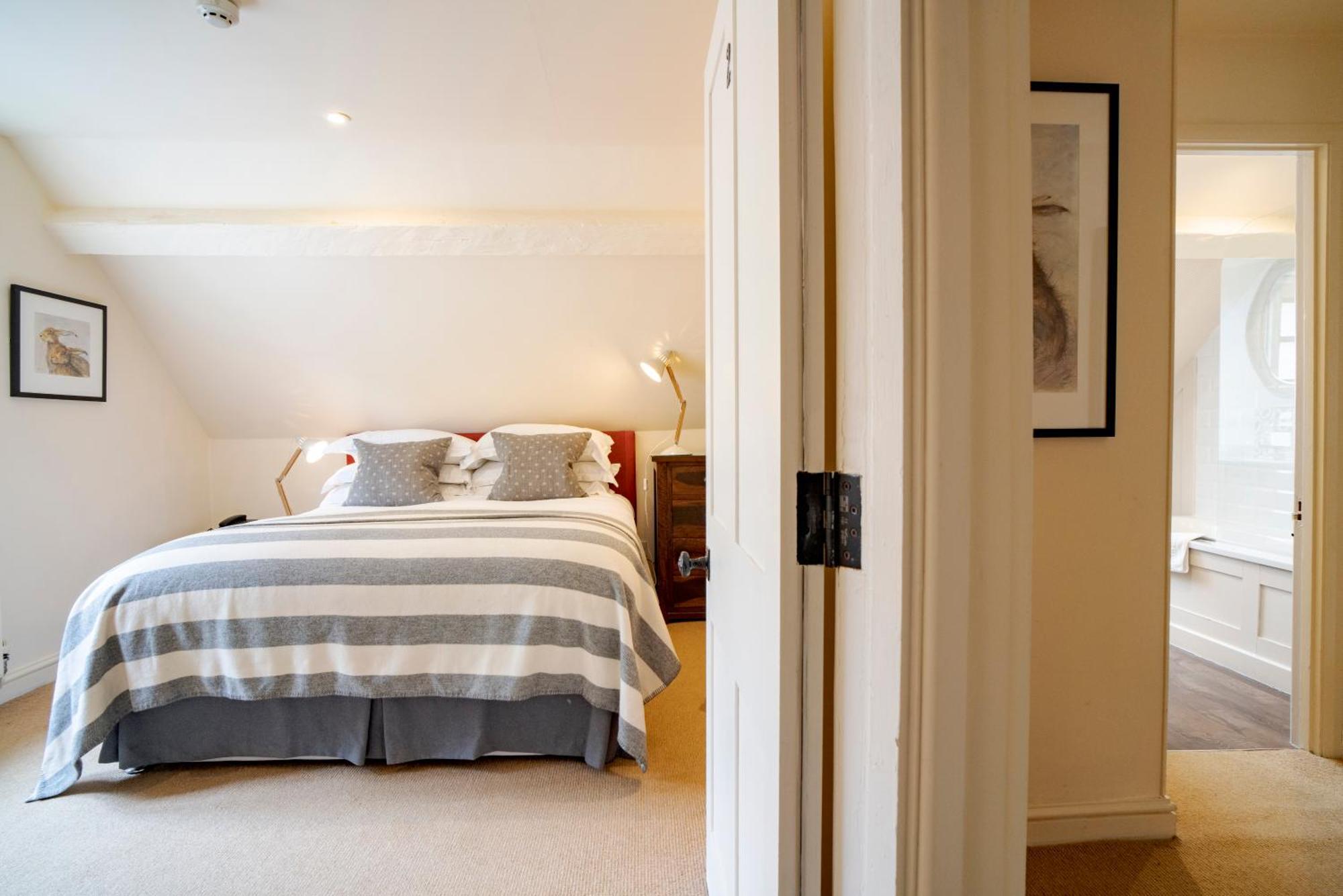 The Hare & Hounds Hotel Тетбері Номер фото
