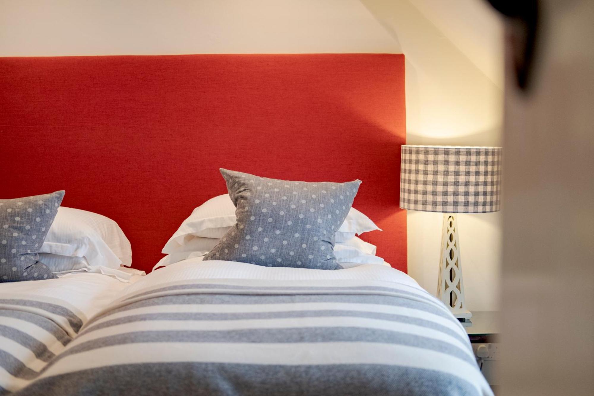 The Hare & Hounds Hotel Тетбері Номер фото