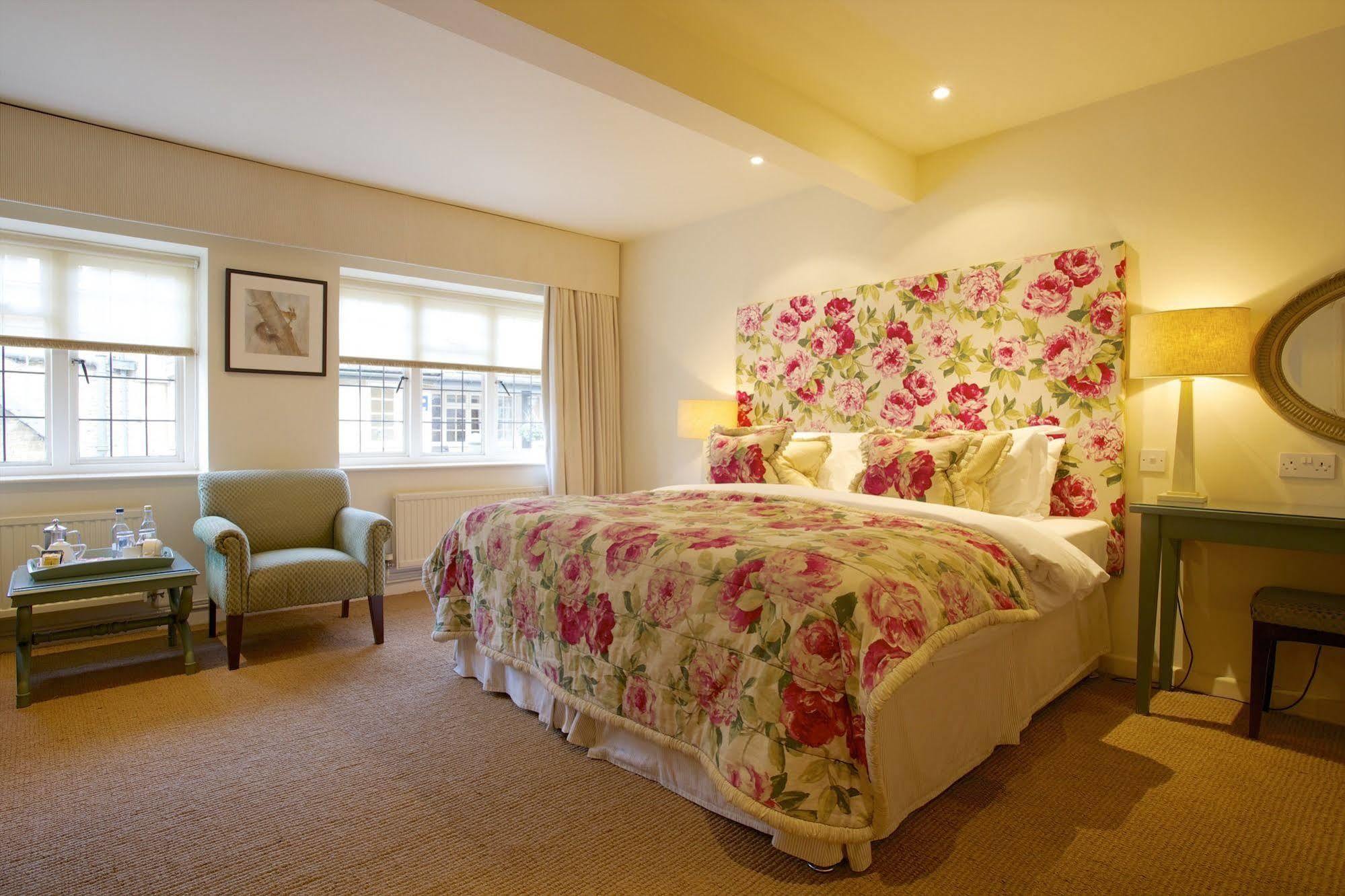 The Hare & Hounds Hotel Тетбері Екстер'єр фото