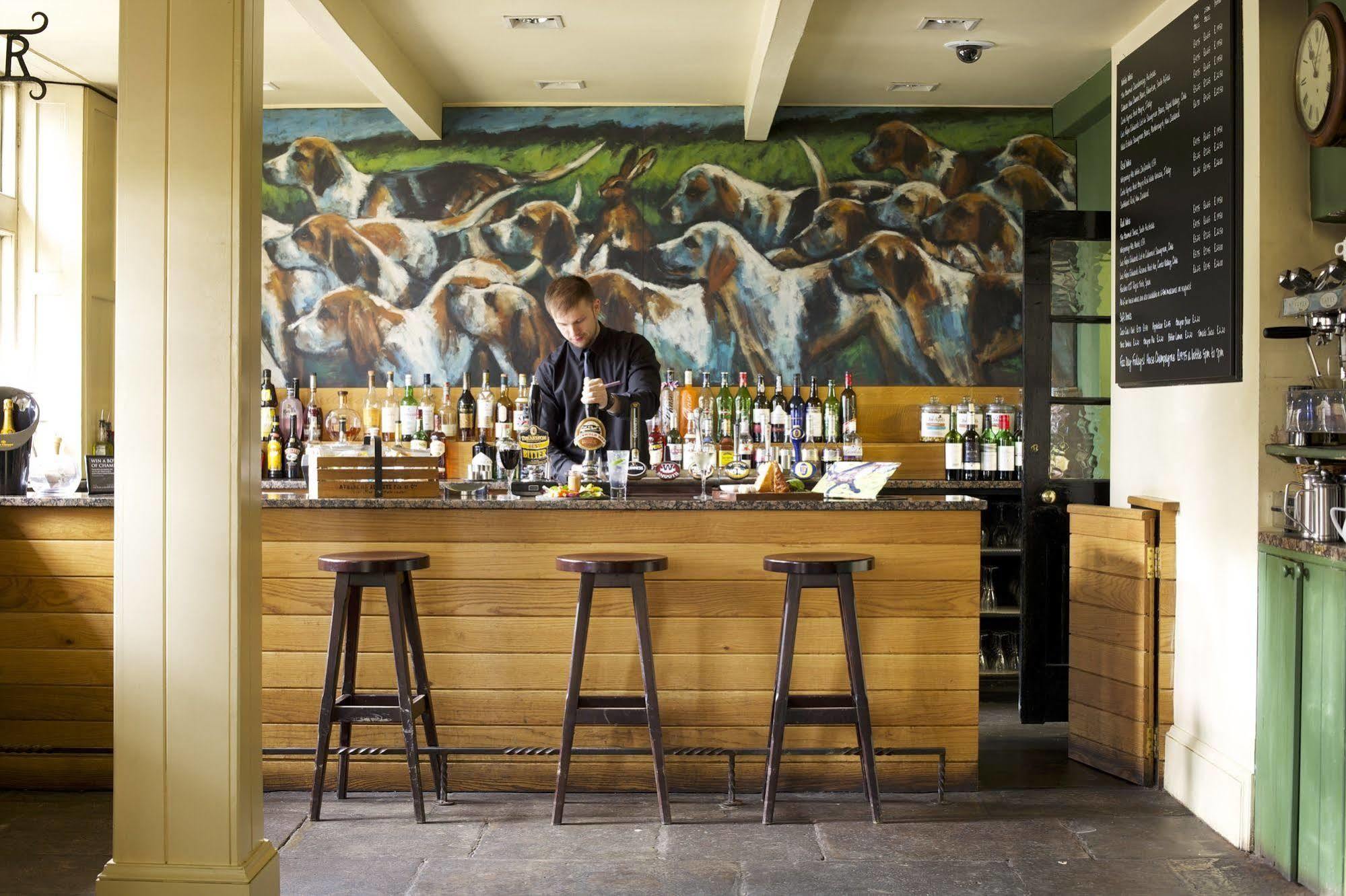 The Hare & Hounds Hotel Тетбері Екстер'єр фото
