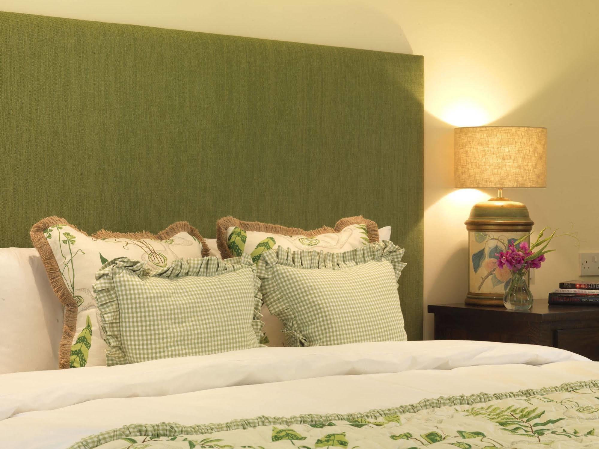 The Hare & Hounds Hotel Тетбері Екстер'єр фото