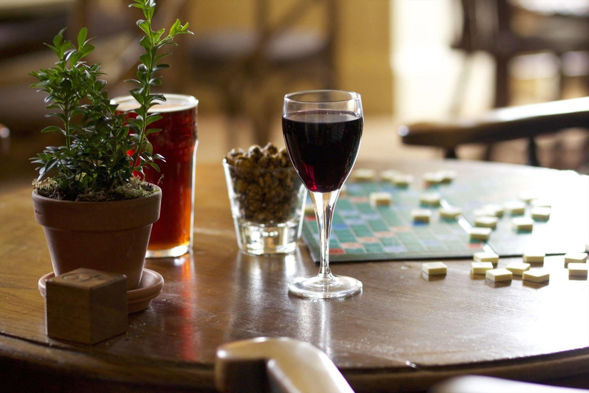 The Hare & Hounds Hotel Тетбері Екстер'єр фото